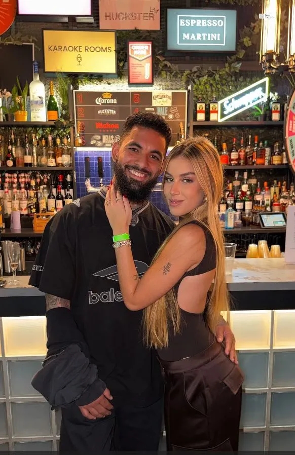 开云官网-💕埃杜19岁女儿与27岁道格拉斯·路易斯公开恋情，社媒甜蜜互动