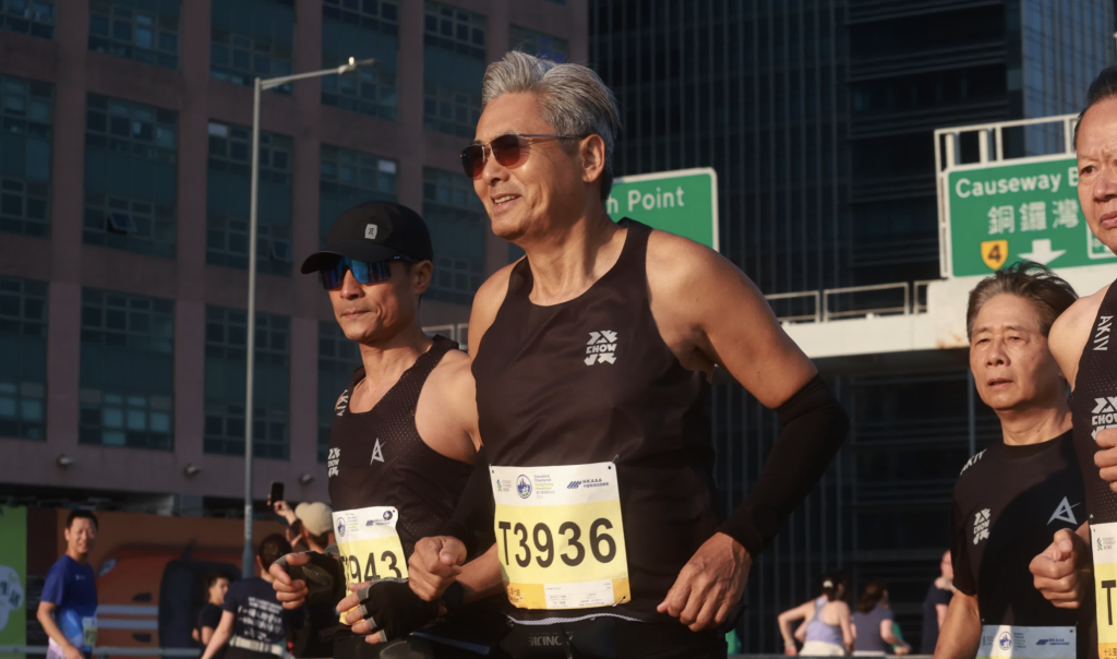 kaiyun-四战港马带“银发艺人团”一起完赛，周润发是推广跑步的典范